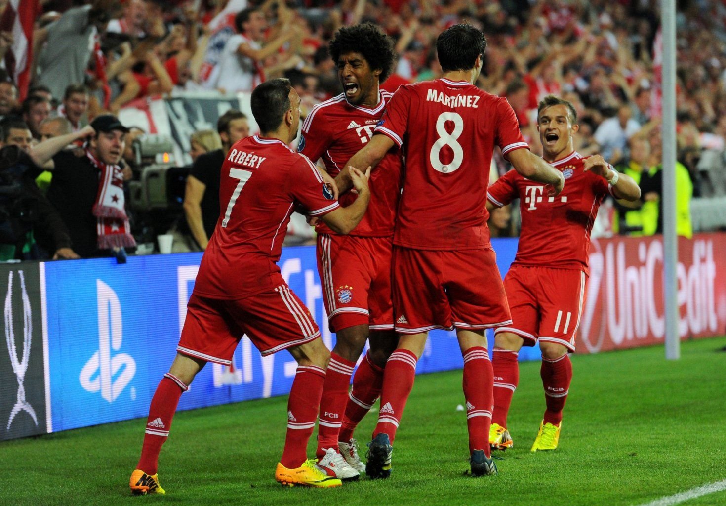 Die Bayern jubeln nach ihrem Sieg gegen den FC Chelsea beim UEFA Supercup.