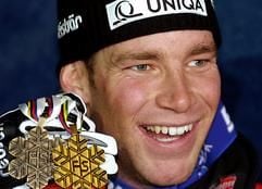 Österreichs Benjamin Raich zeigt am Donnerstag (03.02.2005) im Ziel des zweiten Kombinations-Salom der Herren in Bormio/Italien seine Goldmedaille und die Bronzemedaille, die er zuvor bereits im Super-G gewonnen hatte. Raich wurde Kombinationsweltmeister vor Aksel Lund Svindal und dem Italiener Giorgio Rocca (Foto: dpa)
