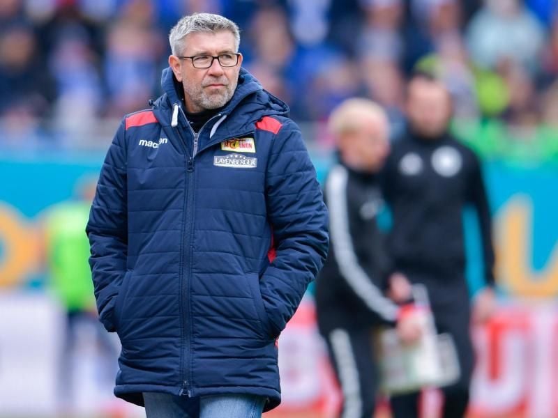 Berlins Trainer Urs Fischer stützt sich in den Relegationsspielen gegen VfB Stuttgart auf Erfahrung. Foto: Uwe Anspach