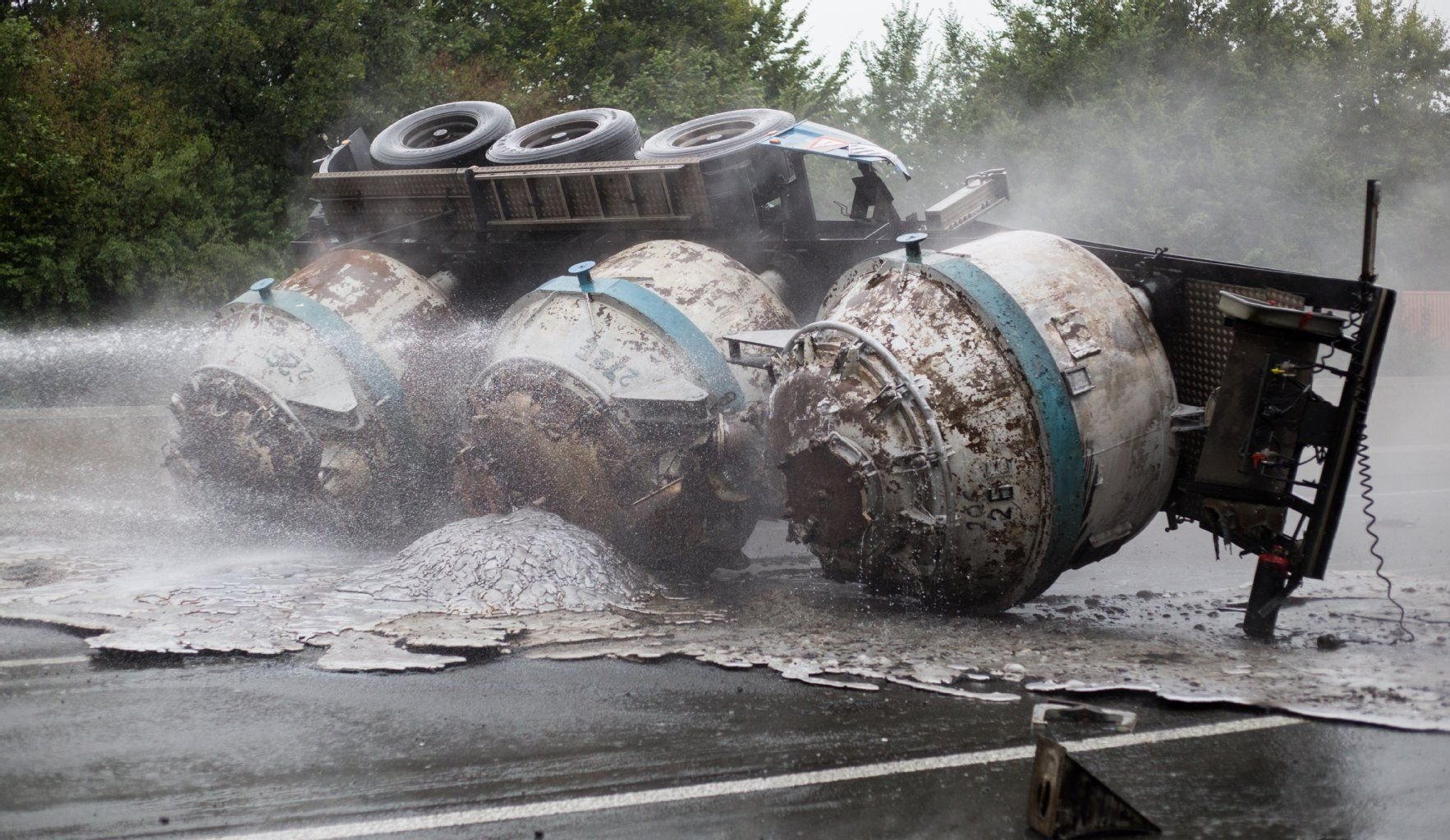 Bei einem Lastwagenunfall auf der A1 bei Schwerte hat flüssiges Aluminium Teile der Fahrbahn in Brand gesetzt. Wie wird die Straße nun wieder in Stand gesetzt?