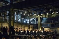 Die Berliner Philharmoniker unter Leitung von Chefdirigent Sir Simon Rattle spielen am Sonntag (30.04.2007) im Kabelwerk Oberspree in Berlin. Die Philharmoniker erinnerten mit ihrem traditionellen Europa-Konzert an ihre Gründung vor 125 Jahren. Im Kabelwerk Oberspree, einem Industriedenkmal aus dem 19. Jahrhundert im Osten Berlins, spielte das Orchester Werke von Wagner und Brahms. Die Berliner Philharmoniker wurden offiziell am 1. Mai 1882 gegründet. (Foto: dpa)