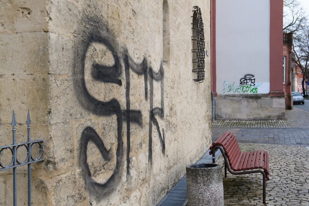 Graffiti in Naumburg und Bad Kösen: Die Buchstaben SFR sind unter anderem an der Ägidienkurie (Foto), in der Georgenstraße und am Domplatz sowie in der Kurstadt in der Konzertmuschel am Gradierwerk zu finden. Täter wurden bislang noch nicht ermittelt.