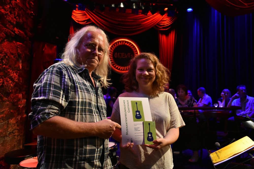 Seit sieben Jahren organisiert Bassist Peter Häseler die Jam Jazz Session auf der Saitenbühne des Objekt 5. Die August-Session nutzte Juliane Bischoff vom Landesheimatbund, um dem Jazzer stellvertretend für den Klub in der Seebener Straße die Plakette „Musikantenfreundliches Gasthaus“ zu übergeben.