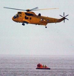 Ein Helikopter und ein Luftkissenfahrzeug setzen am 6. Februar die Suche nach den vermissten Muschelsuchern in Morecambe Bay fort. (Foto: dpa)