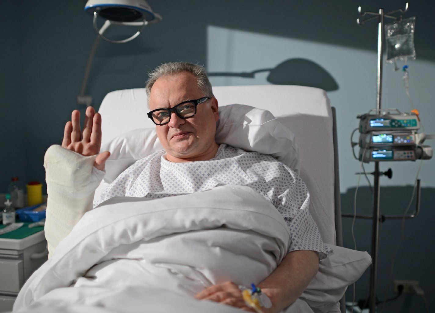 Mit einem Gips am Arm posiert der Sänger Heinz Rudolf Kunze am Set der ARD-Serie "In aller Freundschaft" in Leipzig (Sachsen).