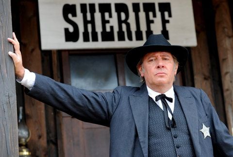 Der Schauspieler Jan Fedder, als Sheriff Clint, posiert am 14.10.2010 in Bad Segeberg auf dem Set des «Großstadtreviers» für die Presse. (FOTO: DPA/ARCHIV)