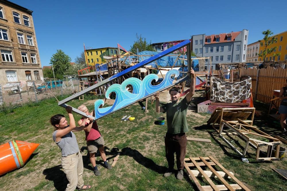 Nadine Kradorf, Elena Kirchhoff und Karl-Konrad Wenzel (von links) gehören zu den Betreuern auf dem Bauspielplatz.