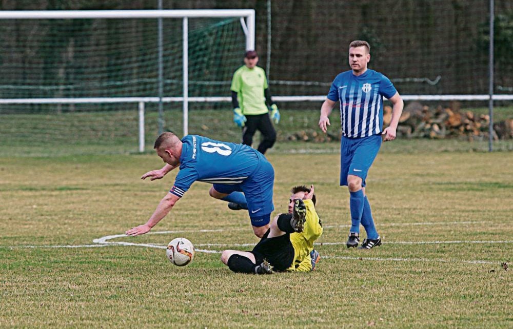 Fußball: Tino Borris (mitte) und seine Hettstedter Mitspieler konnten sich nicht entscheidend gegen den SV Allstedt (gelb) durchsetzen.