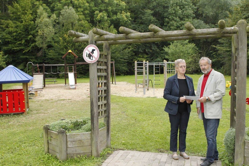 Edda Kaczmarek und Adolf Hildebrandt auf dem Spielplatz. Bei dessen Bau entstand die Idee, den neuen Verein zu gründen .