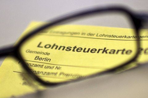Auf einer Lohnsteuerkarte liegt eine Lesebrille. Die Bundesregierung legt das Projekt der elektronischen Software «Elena» ad acta. (ARCHIVFOTO: DPA) (FOTO: DPA)