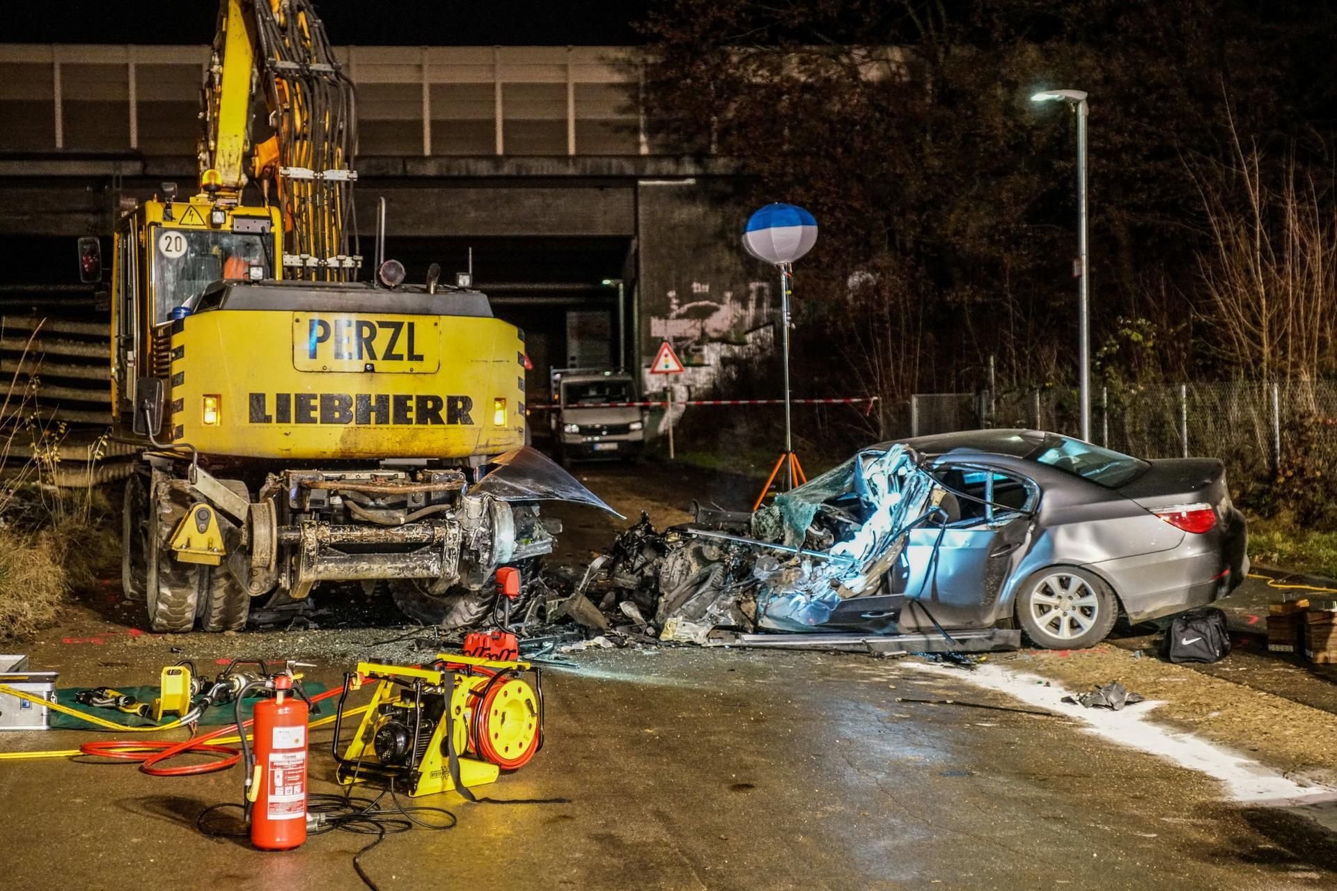 Ein Mann ist in Wendlingen (Kreis Esslingen) mit seinem Wagen gegen einen Bagger gekracht und tödlich verletzt worden.