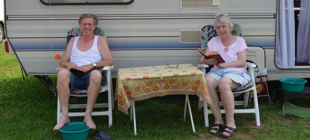 Irmtraud und Klaus Eckart Hewicker aus Plön sind mit iherem Wohnwagen auf dem Campingplaz in Seeburg.