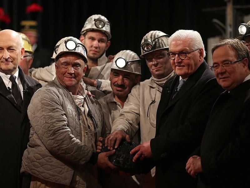 Bundespräsident Frank-Walter Steinmeier erhält das letzte Stück Steinkohle vor dem Schacht auf der Zeche Prosper Haniel. Foto: Oliver Berg