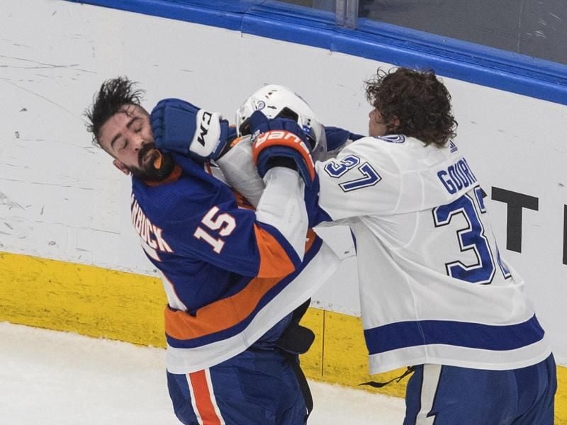 Yanni Gourde (r) von Tampa Bay Lightning und Cal Clutterbuck von den New York Islanders geraten aneinander. Foto: Jason Franson/The Canadian Press/AP/dpa