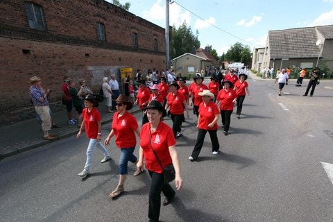 Die Schrenzer Line-Dance-Frauen tanzen zum Umzug. (FOTO: RUTTKE)