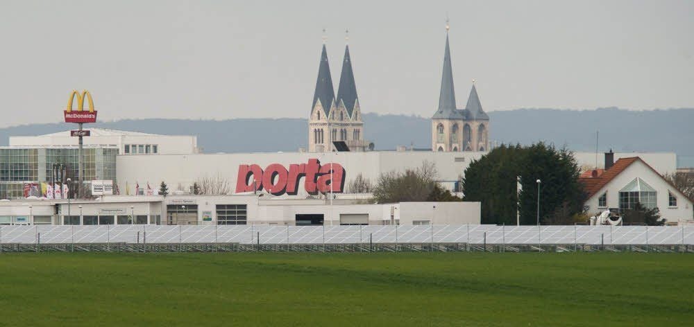 Die bekannte Silhouette von Halberstadt mit der Martinikirche und dem Dom ziert nun am Fuße eine riesige Solarparkanlage.