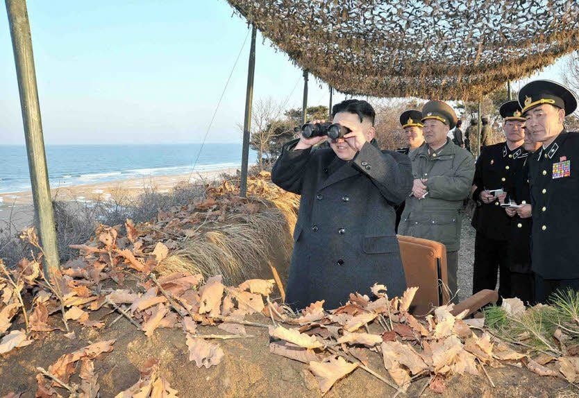 Kim Jong Un beobachtet mit Offizieren ein Landungsmanöver.