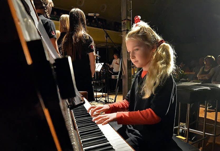 Luzie Küster zeigt ihr Können am Klavier.