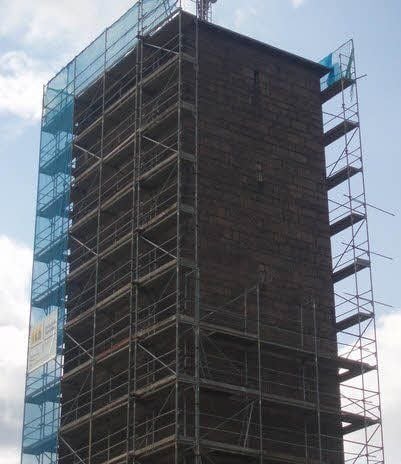 Der betroffene Turm an der Autobahn