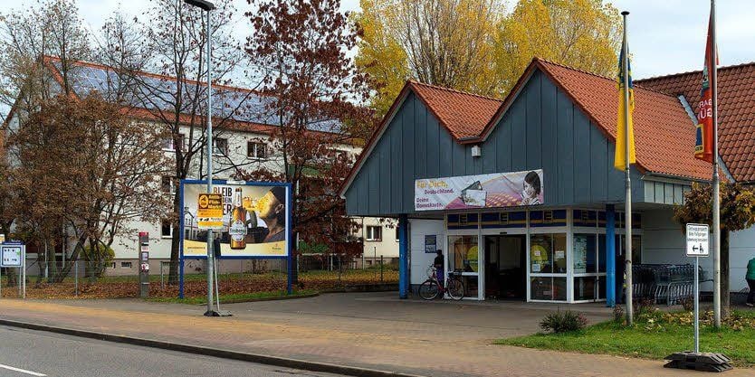 Der Edeka-Markt in der Straße des Friedens soll laut Stadt abgerissen und komplett neu aufgebaut werden.