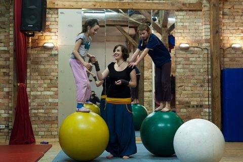 Die 18-jährige Rike Möbius (M.) probt im CircusVariete des Zentrums für Zirkus und Bewegungskünste Halle (ZZB) mit den neunjährigen Zwillingsschwestern Matilda Leonie (li.) und Lene Emilia Seidel im Kugellaufkurs. (FOTO: DAPD)