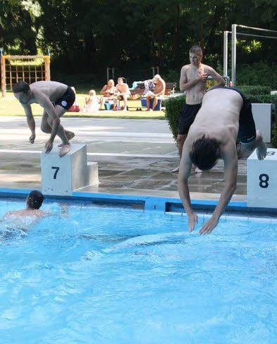 Die 05-Kicker im Schwimmbad bei einem Staffel-Wettbewerb.