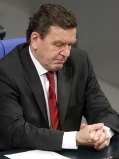 Mit gesengtem Kopf und ernstem Gesichtsausdruck sitzt Bundeskanzler Gerhard Schröder zu Beginn der Bundestagssitzung in Berlin in der Regierungsbank. (Foto: dpa)
