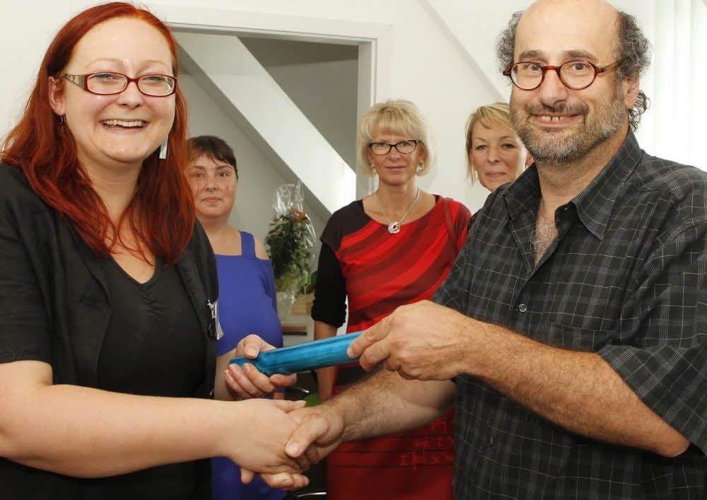 Thorsten Jeckel übergibt den symbolischen Staffelstab an seine Nachfolgerin Janet Klein.