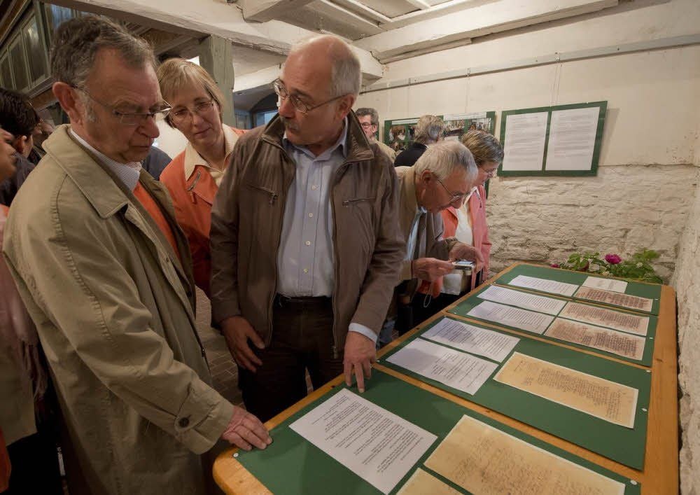 Die Dokumente aus dem Turmknopf, die aus den Jahren 1686, 1730 und 1845 stammen, fanden bei den Ausstellungsbesuchern reges Interesse.