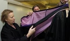 Kulturstaatsministerin Christina Weiss begutachtet am Freitag (05.11.2004) in Berlin einen Seidentalar Erich Honeckers, der ihm beim Staatsbesuch in Japan überreicht wurde. Aus Anlass der 15. Jahrestages des Mauerfalls besichtigte die Ministerin mit Journalisten Teile der umfangreichen Sammlung zur DDR-Geschichte des Deutschen Historischen Museums, die derzeit noch im Depot lagern. (Foto: dpa)
