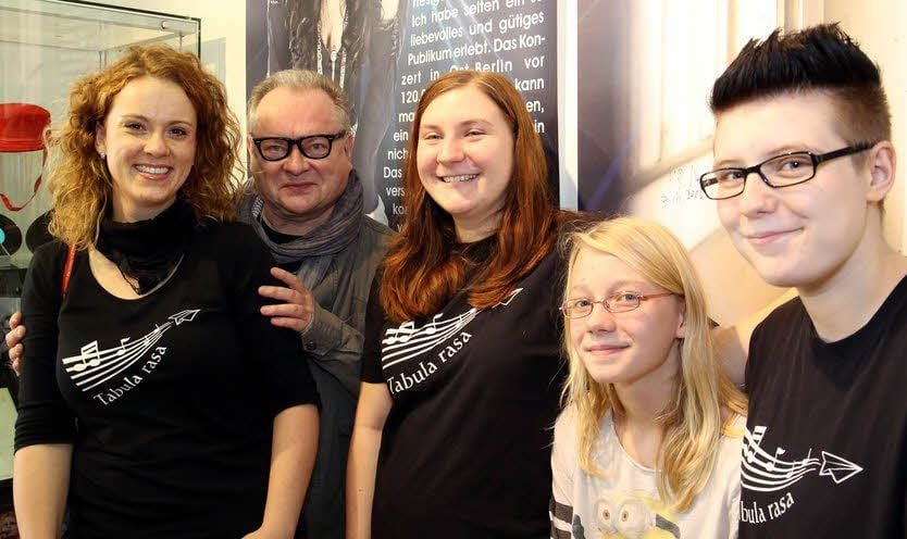Carolin Ferchow (l.), Romika (2.v.l.) Celine und Florentine (re.) mit Heinz Rudolf Kunze, den sie mit einem Lied im Museum begrüßten.