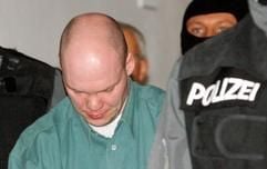 Mario M., der Angeklagte im Dresdener Stephanie-Prozess, wird am Donnerstag (09.11.2006) in Dresden von einem Sondereinsatzkommando der Polizei nach dem kurzen zweiten Prozess-Termin aus dem Landgericht gebracht. (Foto: dpa)