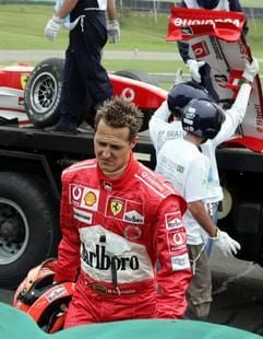 Der deutsche Formel 1-Weltmeister Michael Schumacher (Ferrari) sucht am Samstag (23. Oktober 2004) auf der brasilianischen Formel 1-Rennstrecke von Interlagos bei Sao Paulo nach seinem Unfall im freien Training neben seinem zerstörten Rennwagen nach Wrackteilen. (Foto: dpa)