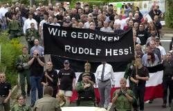 Rechtsextremisten ziehen in einem Gedenkmarsch