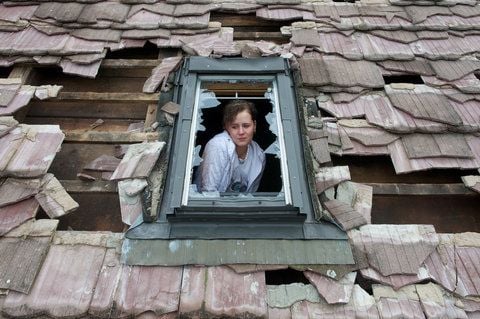 Doreen Friese, Mutter von zwei Söhnen, schaut in Cörmigk (Salzlandkreis) aus dem zerstörten Fenster eines Kinderzimmers. (FOTO: DPA)