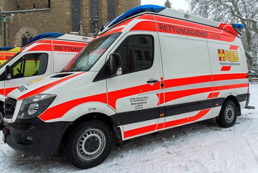 Der ASB Halle stellte Mitarbeitern des Landkreises am Dienstag die neuen Rettungswagen für den Bereich Bad Dürrenberg/Leuna vor.