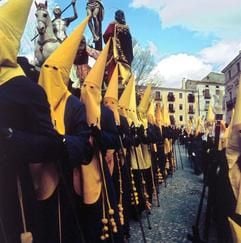 Prozession der Kapuzenmänner - von Palmsonntag an sind solche Szenen in Südspanien jedes Jahr zu beobachten. Fast jede Kirchengemeinde schickt dazu Teilnehmer. Zentren sind Màlaga, Granada, es gibt diese Tradition aber auch in Provinzen wie Cuenca. (Foto: dpa)