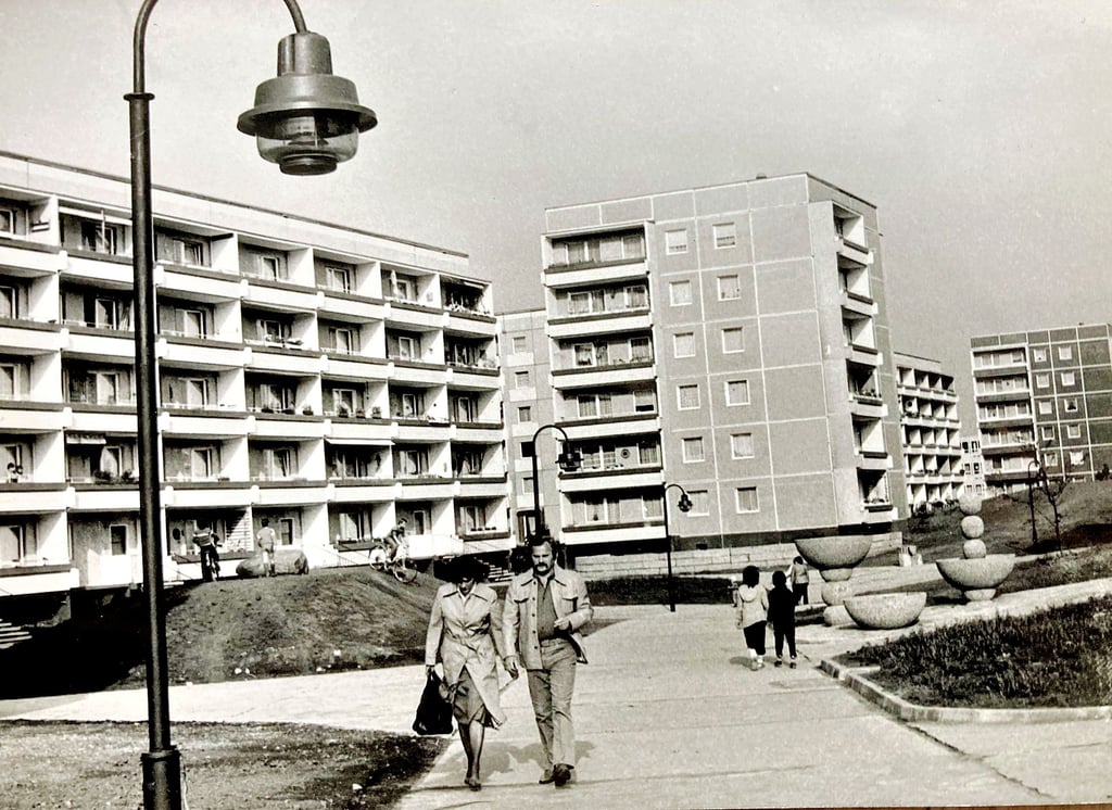Typisch für den Wohnkomplex Olvenstedt sind die breit angelegten Wege und fahrzeugfreien Bereiche. Die Großsiedlung entstand ab 1981 in mehreren Bauabschnitten auf einer landwirtschaftlichen Fläche westlich von Magdeburg.