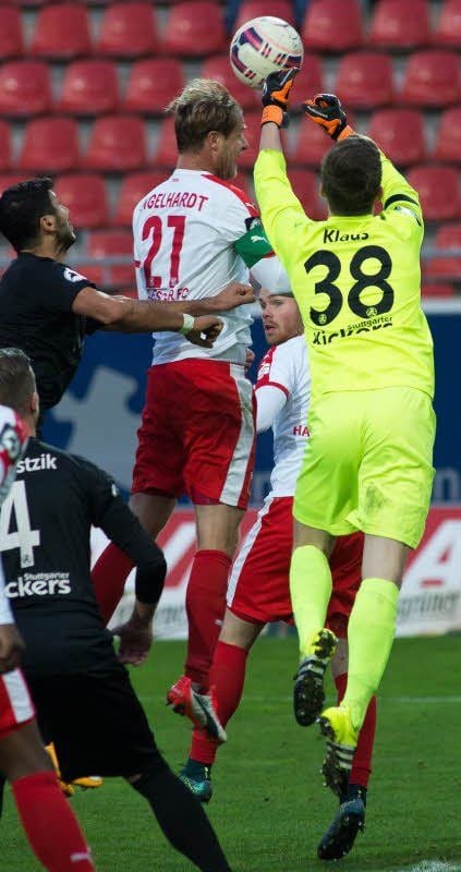 Zieht nicht zurück: HFC-Innenverteidiger Marco Engelhardt (Mitte)