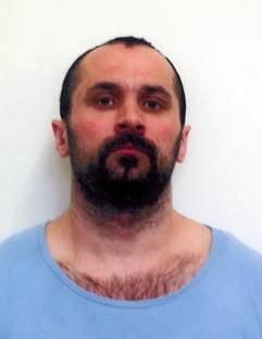 Das undatierte Handout-Foto der Polizei zeigt den 32-jährigen Gheorge Axane. Nach der spektakulären Flucht aus einem Mannheimer Gefängnis am Wochenende fehlt von dem sogenannten "Ausbrecherkönig" weiterhin jede Spur. Nach dpa-Informationen ist dem Serienausbrecher, der bereits zum dritten Mal aus der Mannheimer Justizvollzugsanstalt entkommen konnte, inzwischen ein Zielfahndungskommando der Polizei auf den Fersen. (Foto: dpa)