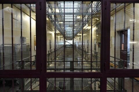 Blick auf den Flur eines Zellentraktes in einer Justizvollzugsanstalt (JVA), wie Gefängnisse in Deutschland offiziell genannt werden. (ARCHIVFOTO: DDP)