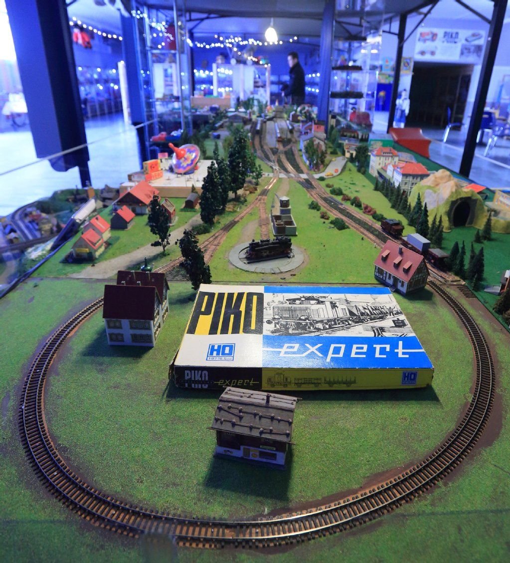 Blick auf eine Modelleisenbahn im DDR-Spielzeugmuseum