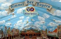 Das Hacker-Festzelt während des Aufbaus für das Oktoberfest (vom 18.09. bis 03.10.) auf der Münchner Theresienwiese. (Foto vom 27.08.2004: dpa) (Foto: MZ)