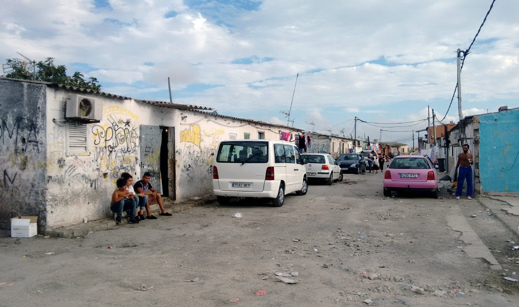 Erinnert eher an eine Favela als an Mallorca: Jugendliche sitzen im so genannten Drogendorf Son Banya nahe Palma de Mallorca auf einer Straße.