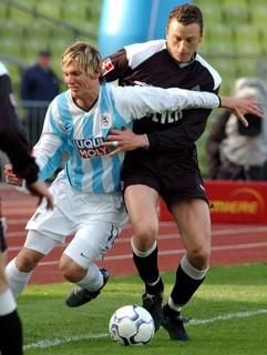 Benjamin Lauth (l) vom TSV 1860 München kämpft gegen Sladan Rasanin von Borussia Mönchengladbach. (Foto: dpa)