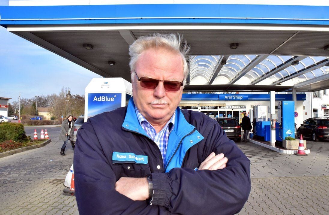 Entsetzen und Wut - bereits das dritte Mal ist auf Hans Schuberts Tankstelle ein Überfall verübt worden.