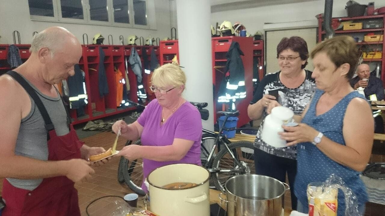 Frauen der Feuerwehr versorgen die Einsatzkräfte im Depot in Röblingen.