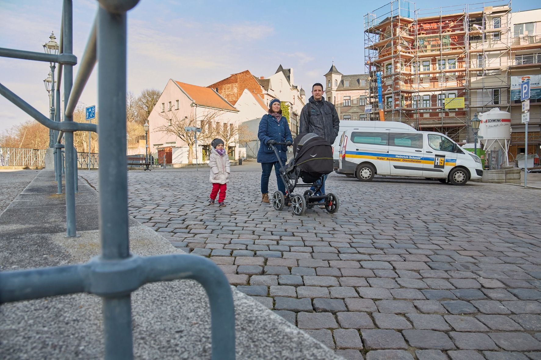 Für Eltern mit Kinderwagen sind die Treppen von der Marktbrücke zur Mühlstraße ebenso ein Problem wie für Rollstuhlfahrer. Sie werden dadurch auf eine Fahrbahn gezwungen, wo aus einer Richtung Tempo 50 gilt.
