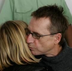 Der Schauspieler Johannes Martin Semmelrogge küsst am Freitag (05.03.04) im Sitzungssaal des Amtsgerichtes in Bad Berleburg seine Frau Sonja. (Foto: ddp)
