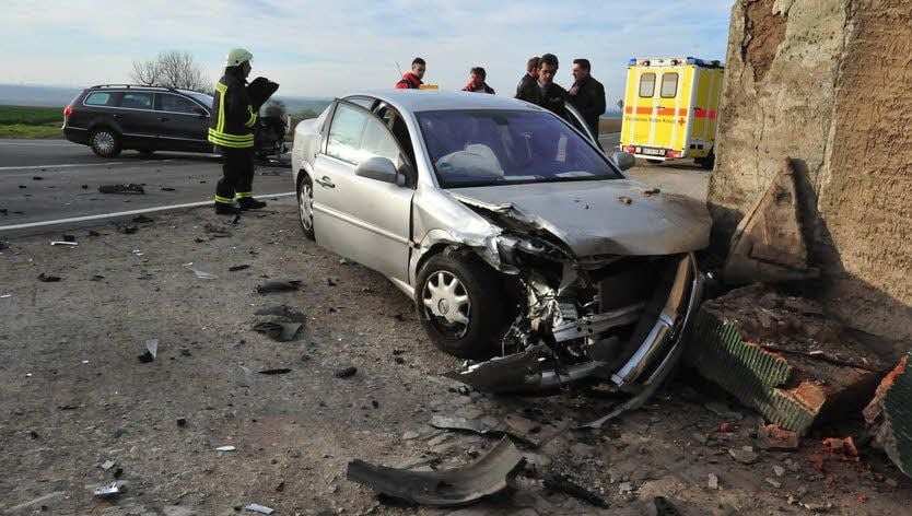 Das Auto krachte gegen den Betonpfeiler.